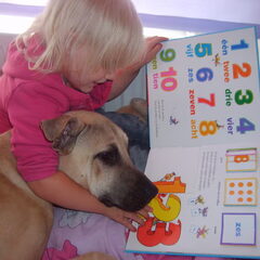 Floortje samen met Tayco een boekje lezen.. Dikke vrienden!!