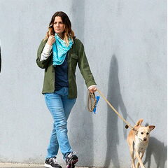Drew Barrymore met haar scheepstouwriem www.eko-pets.nl