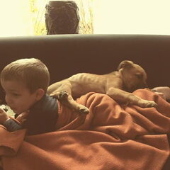 Saar 12wk, lekker samen slapen in de bank