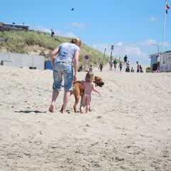 op het strand met mijn nichtje
