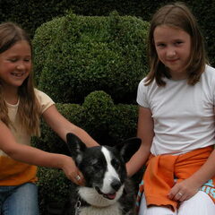 Ik, mijn zusje en Corgie, heel lang geleden op vakantie...