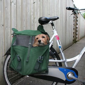 saar in de fietstas.
