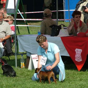 Jolanda en Ozzy samen op een buiten show.