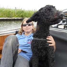 Koda en zijn kleine (nou ja kleine) baas op de boot naar…