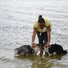Moeder en dochter gezellig samen in het water