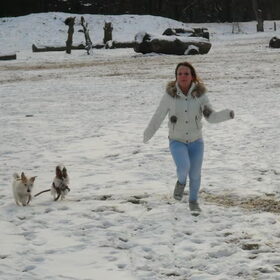 Lekker rennen en ravotten in de sneeuw.