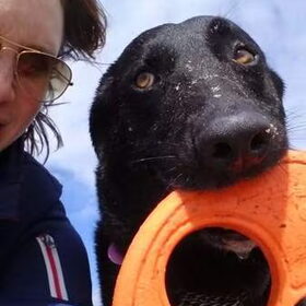 Samen frisbeeën op het strand