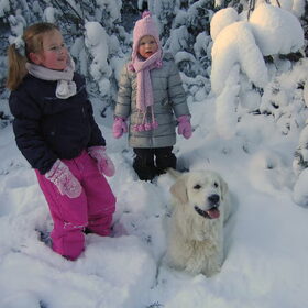 Onze kleindochters met Roby in de sneeuw.