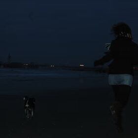 Samen rennen op t strand
