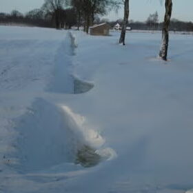 Besneeuwde sloot