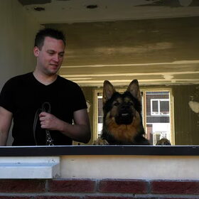 Samen met de baas in de erker van ons nieuwe huis