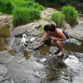 Samen met vrouwtje bij een riviertje.