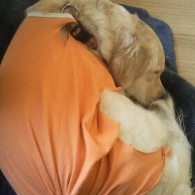 met t-shirt aan.