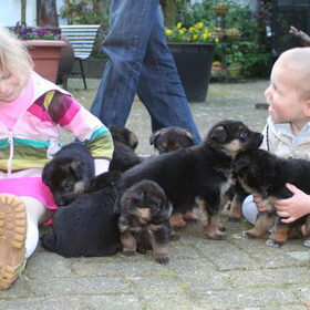 Dat voorste kleintje ben ik, met mijn familie. nog maar 4 weken…