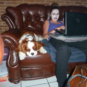 Manuela met een masker op ,Binky vond het maar niks hij dacht…