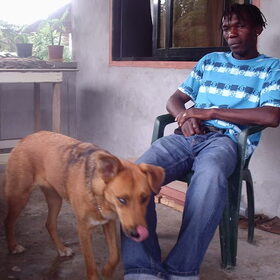Mila en Robby.Lekker sloom van de warmte.(suriname)