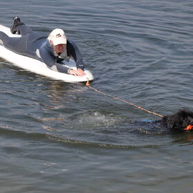 yuna trekt de surfplank