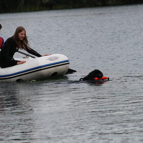 Yuna trekt de boot.