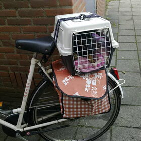 Lekker veilig en droog mee op de fiets met het vrouwtje