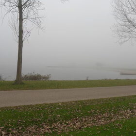 Dichte mist, maar we gaan er toch doorheen, over het strand en…
