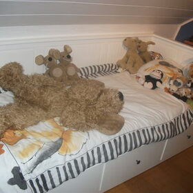 mijn bed met mijn grote hondenknuffel op =) daar slaap ik graag…