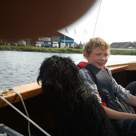 Zeilen in het kleine bootje met de jongste zoon