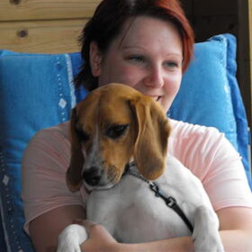 Dit is Bailey op schoot bij haar baasje. Bailey is graag onder…