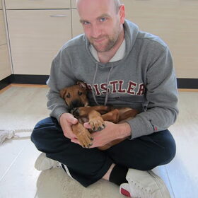 Juno vind het heeerlijk op schoot, houding maakt hem dan niks…