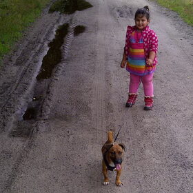 kleine meid met kleine hond.