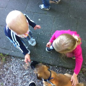 Maddy met de buurkindjes :)