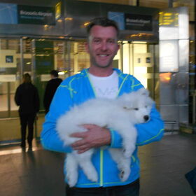 papa met mikai op de luchthaven