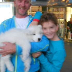 robin(mijn broer)en papa met mikai op de luchthaven