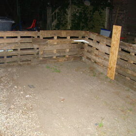 Het buitenstukje waar de pups zich straks mogen vermaken.