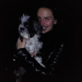 Met de haren in de wind 's avonds op het strand!