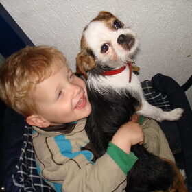 Mijn zoontje met Misty, het hondje van mijn zus