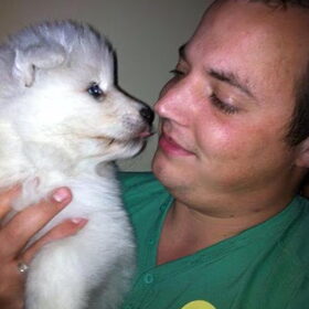 Akira 6 weekjes oud, 2de bezoek bij de kennel.