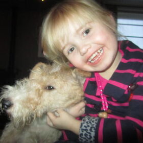 Fenna wil graag knuffelen met de doggies!