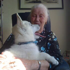 Knuffelen met de Oma van baasje!