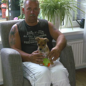 bij ut baasje op schoot