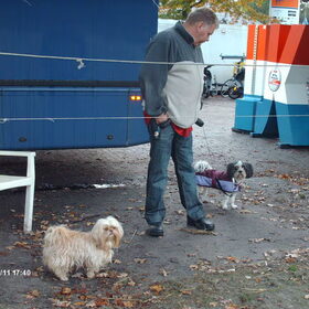 Turbo en Luna staan samen met het baasje bij de losloopbak waar…