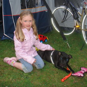 Met mijn lieve nichtje Quinty op de camping bij opa en oma