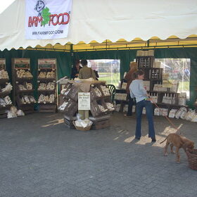 Een stand van "Farmfood"...njam njam mijn favoriet, dat eet ik…