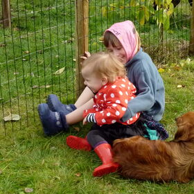 Onze Nicky waakt steeds over de kinderen als ze buiten zijn.