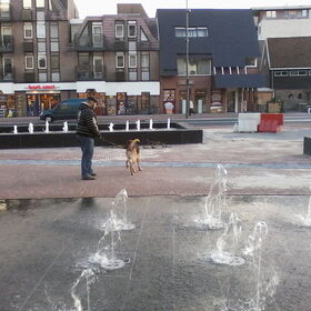 hij vond dit zo leuk het water het ging dan weer naar boven en…