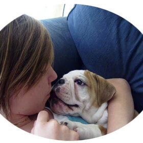 Brutus als pup van 3 maanden, met baasje Sarah.