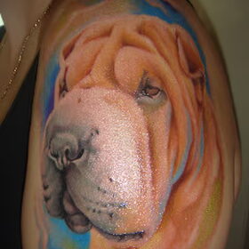 hier zie je me tattoo,dat hij nog rood is niet zo vreemd want…