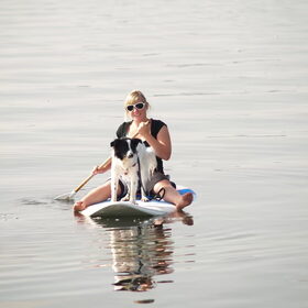 samen roeien op een surfplank. Roos is doodsbang!