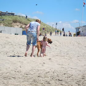 op het strand met mijn nichtje