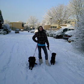 In de sneeuw; met het gekke vrouwtje