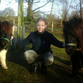 Dit ben ik met mijn 2 shetjes Chocolate en Fury Vlnr Fury ,Ik…